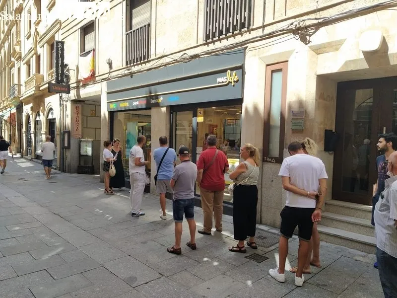 Reparto de las camisetas del Salamanca UDS para sus abonados en la tienda de Maslife, en la calle Concejo 17