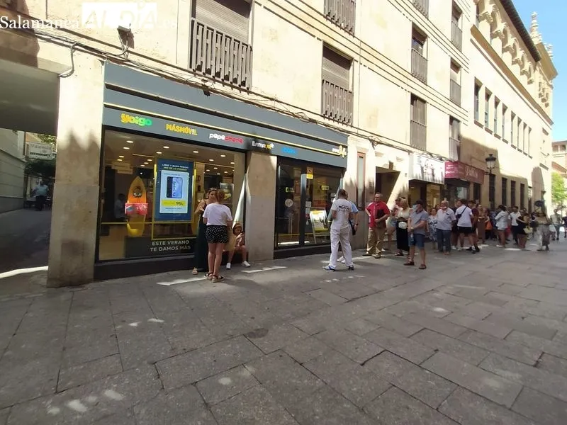 Reparto de las camisetas del Salamanca UDS para sus abonados en la tienda de Maslife, en la calle Concejo 17