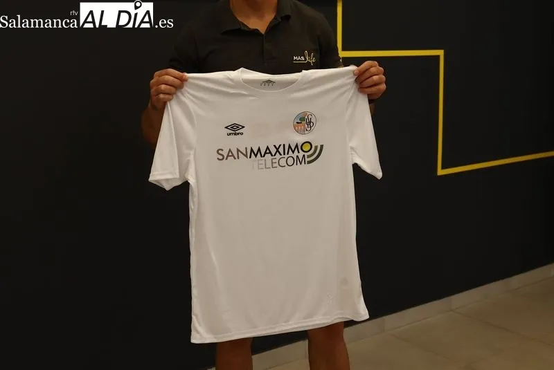 Reparto de las camisetas del Salamanca UDS para sus abonados en la tienda de Maslife, en la calle Concejo 17