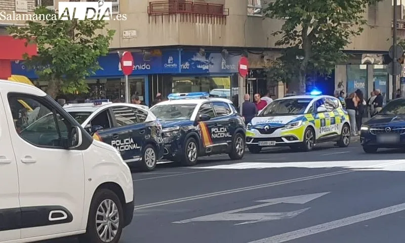Despliegue policial en la calle María Auxiliadora, junto a la calle Diego de Almagro