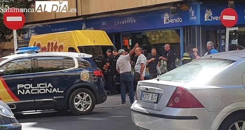 Despliegue policial en la calle María Auxiliadora, junto a la calle Diego de Almagro