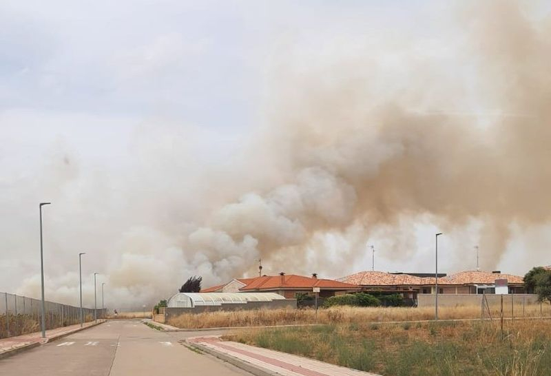 Imagen de @INFOCYL del incendio en una zona de cultivo en San Cristóbal de la Cuesta