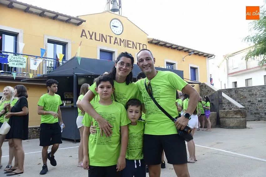 La juventud inundó la Plaza de Serradilla del Llano con el verde esperanza/ Fotos: Adrián M.Pastor
