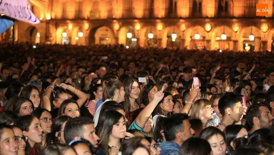 Foto de archivo de público en un concierto en la Plaza Mayor durante las fiestas de septiembre