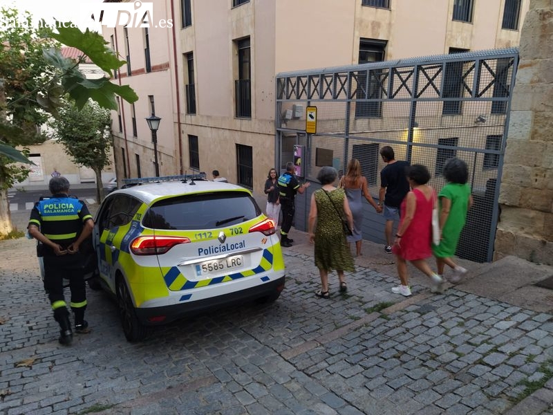 Momento en el que agentes de la Policía Local 'rescatan' a los turistas encerrados en la Cueva de Salamanca. Foto: David Sañudo