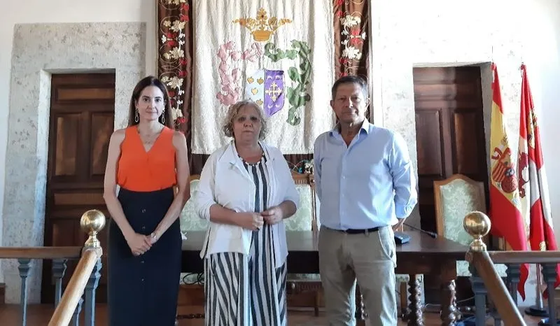 Visita de la subdelegada del Gobierno, Encarnación Pérez, al Aula Mentor del municipio de Candelario