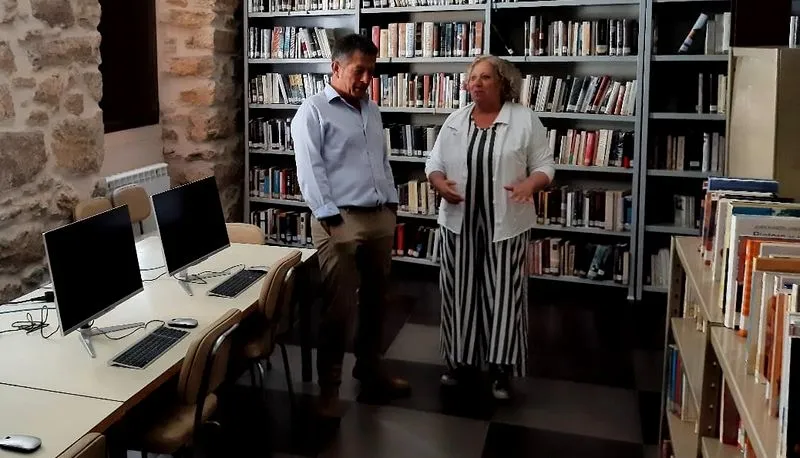 Visita de la subdelegada del Gobierno, Encarnación Pérez, al Aula Mentor del municipio de Candelario