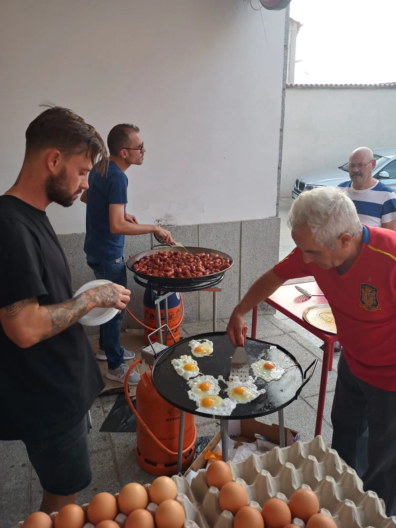 La Tuna Universitaria protagonizaba una animada tarde de fiesta en Salmoral