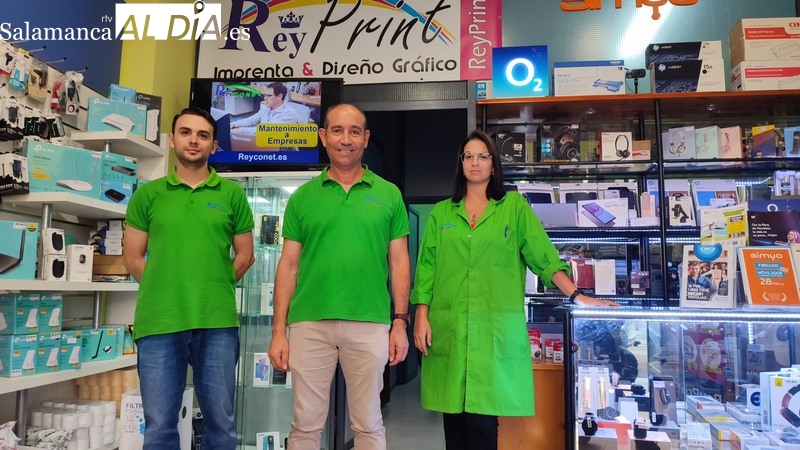 Equipo de Reyconet en su tienda de la calle Santa Ana 30 de Vitigudino / CORRAL