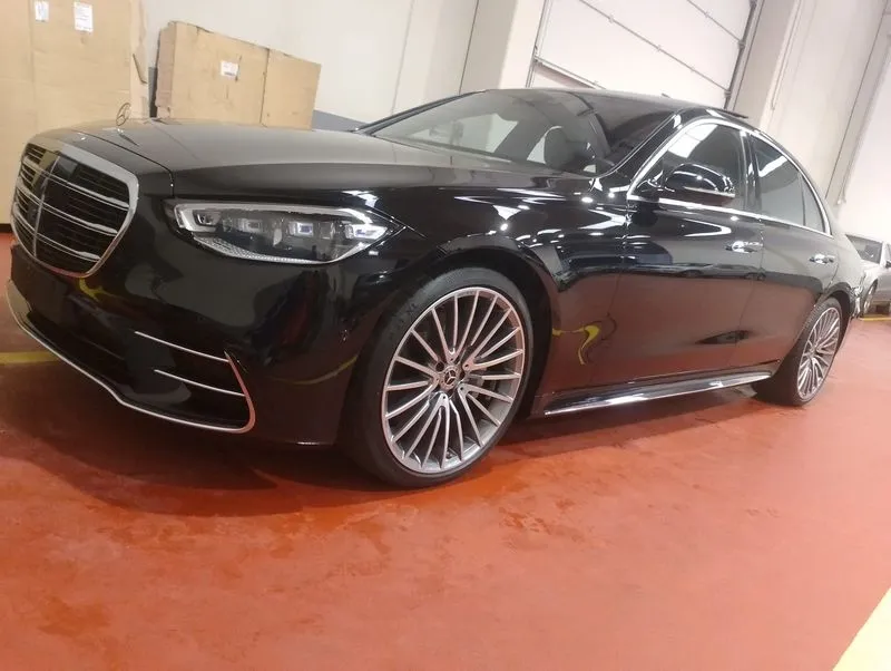 Los servicios que ofrece Julián Wash Car At Home son la limpieza integral de todas las superficies de los vehículos, incluido el motor