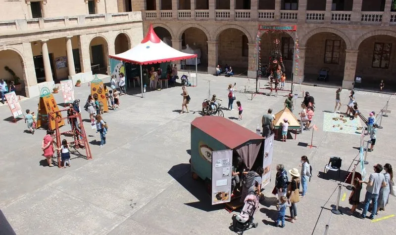 El Festival de Artes de Calle continúa este sábado con un espectáculo de animación de calle de gran tamaño basado en diversos artilugios mecánicos, creados con la intención de buscar la interacción lúdica y diversión del público, es INGENII MACHINA.