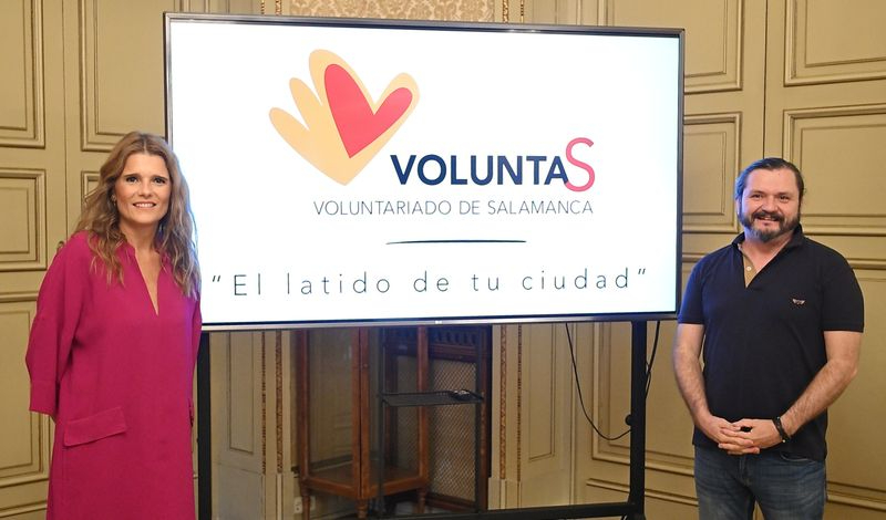 La concejala de Participación Social y Voluntariado, Almudena Parres, y el director de la Fundación Tormes EB, Raúl de Tapia, en la presentación de la actividad de voluntariado ambiental que tendrá lugar el 24 de septiembre para contribuir en la ribera de
