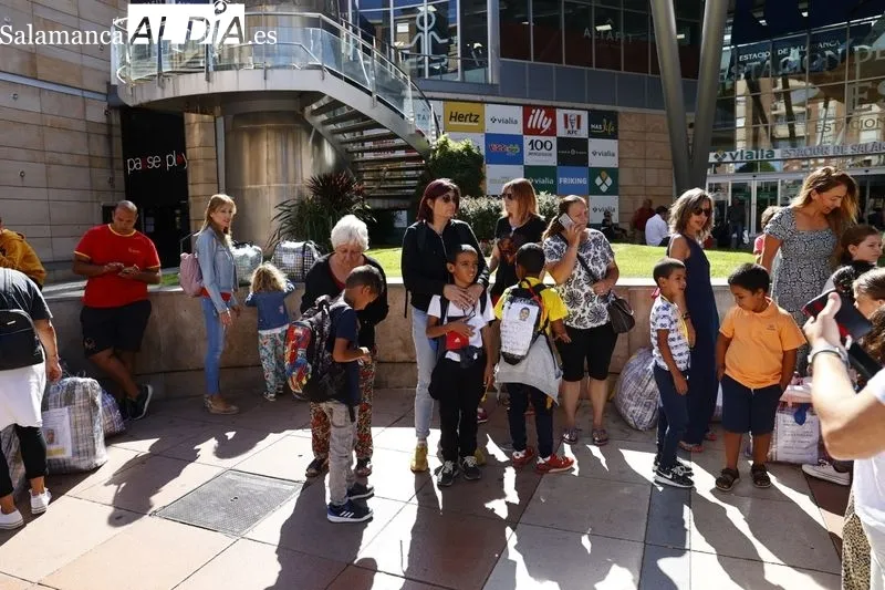 Los menores saharauis que han pasado sus vacaciones con familias salmantinas partieron de la estación de Vialia