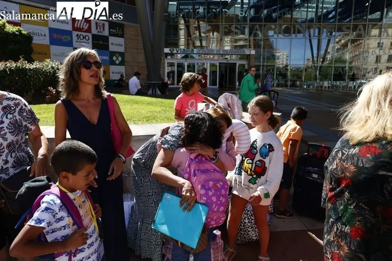 Los menores saharauis que han pasado sus vacaciones con familias salmantinas partieron de la estación de Vialia