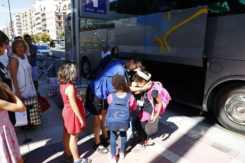 Los menores saharauis que han pasado sus vacaciones con familias salmantinas partieron de la estación de Vialia