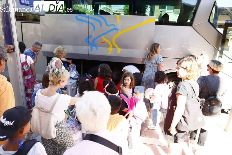 Los menores saharauis que han pasado sus vacaciones con familias salmantinas partieron de la estación de Vialia