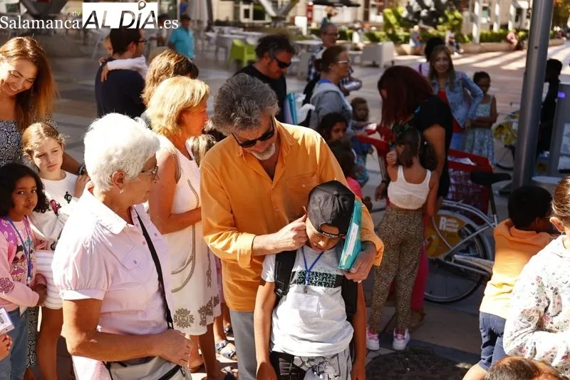 Los menores saharauis que han pasado sus vacaciones con familias salmantinas partieron de la estación de Vialia