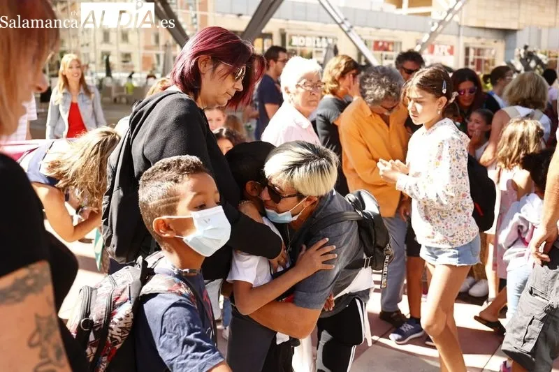 Los menores saharauis que han pasado sus vacaciones con familias salmantinas partieron de la estación de Vialia