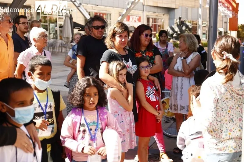Los menores saharauis que han pasado sus vacaciones con familias salmantinas partieron de la estación de Vialia