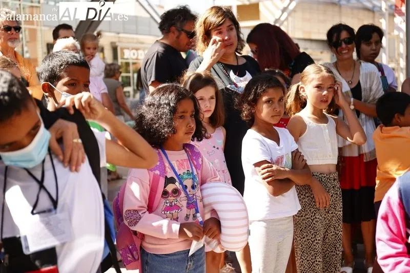 Los menores saharauis que han pasado sus vacaciones con familias salmantinas partieron de la estación de Vialia