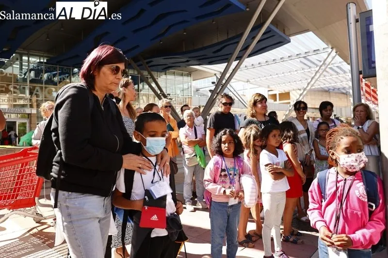 Los menores saharauis que han pasado sus vacaciones con familias salmantinas partieron de la estación de Vialia