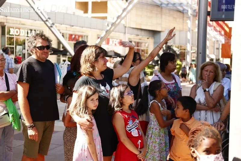 Los menores saharauis que han pasado sus vacaciones con familias salmantinas partieron de la estación de Vialia
