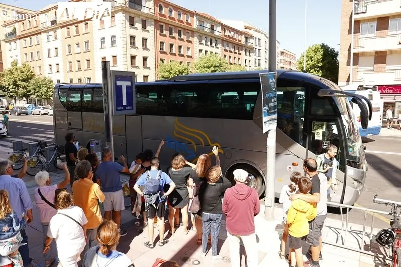 Los menores saharauis que han pasado sus vacaciones con familias salmantinas partieron de la estación de Vialia