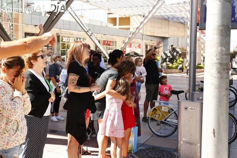 Los menores saharauis que han pasado sus vacaciones con familias salmantinas partieron de la estación de Vialia