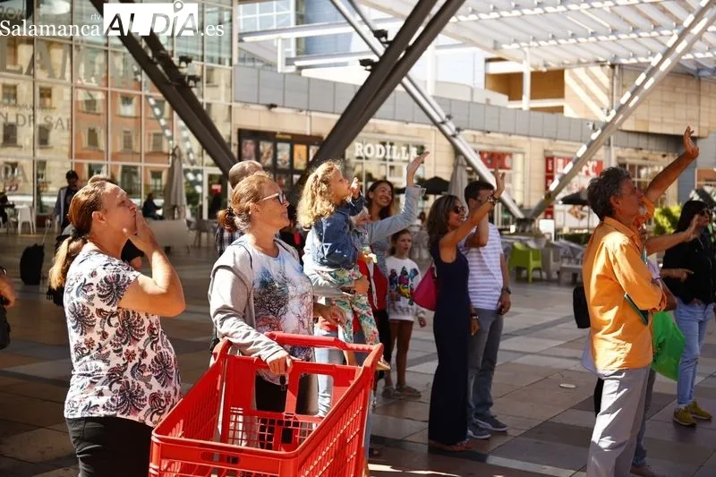 Los menores saharauis que han pasado sus vacaciones con familias salmantinas partieron de la estación de Vialia