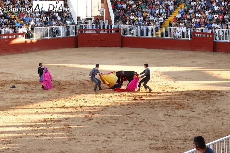 Clase práctica de la Escuela de Tauromaquia en el anillo de exhibiciones del recinto ferial