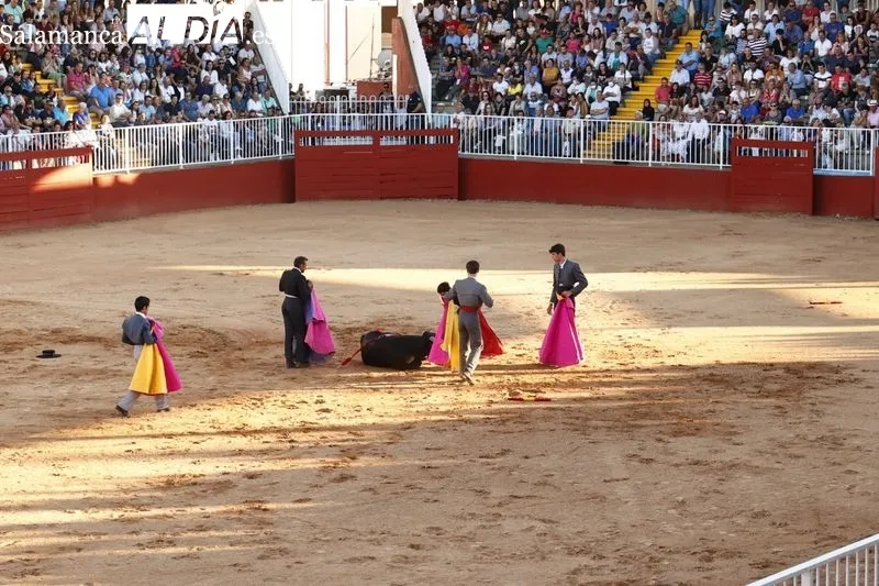 Clase práctica de la Escuela de Tauromaquia en el anillo de exhibiciones del recinto ferial