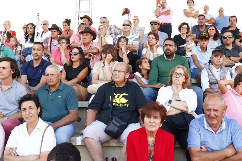 Clase práctica de la Escuela de Tauromaquia en el anillo de exhibiciones del recinto ferial