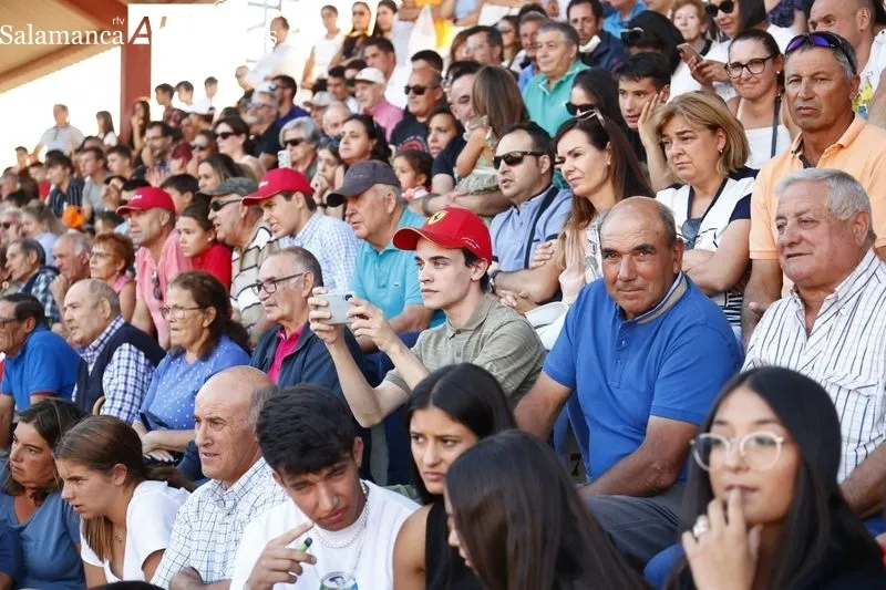 Clase práctica de la Escuela de Tauromaquia en el anillo de exhibiciones del recinto ferial