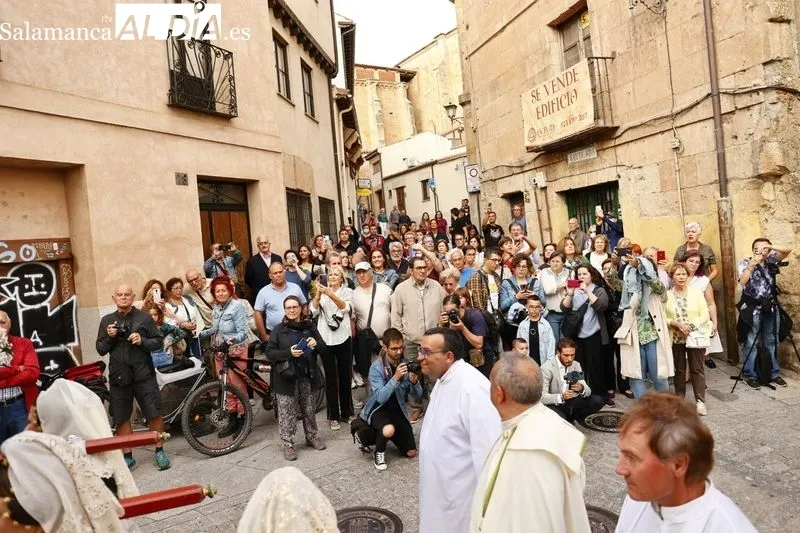 Foto 3 - La ofrenda floral en honor de Santa Mar&iacute;a de la Vega alza el tel&oacute;n de las Ferias