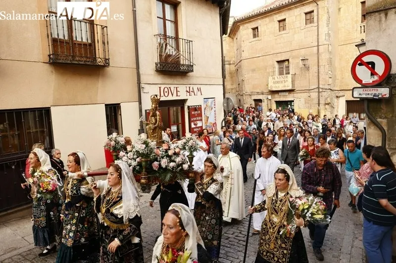 Foto 2 - La ofrenda floral en honor de Santa Mar&iacute;a de la Vega alza el tel&oacute;n de las Ferias