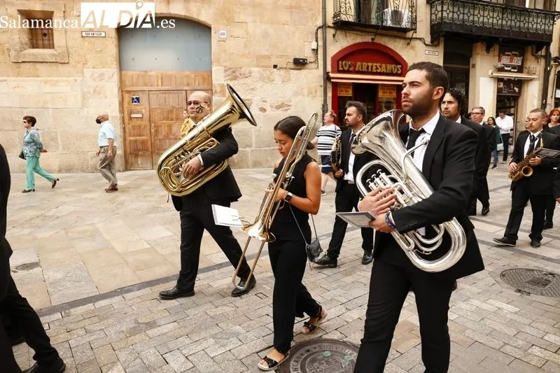 Los miembros de la Corporación municipal se dirigen en comitiva a la Catedral