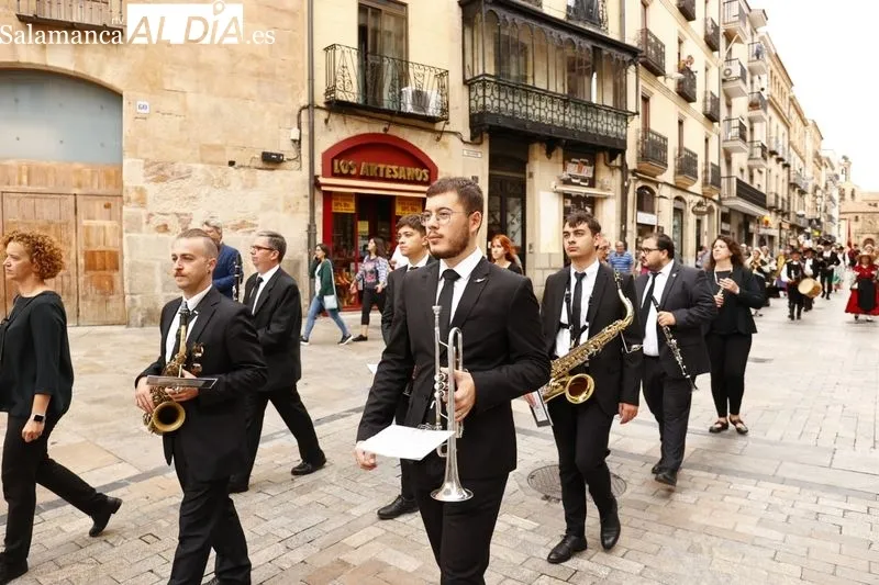 Los miembros de la Corporación municipal se dirigen en comitiva a la Catedral