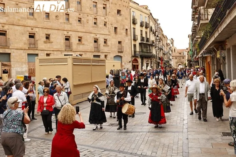 Los miembros de la Corporación municipal se dirigen en comitiva a la Catedral
