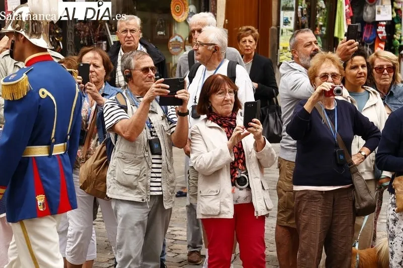 Los miembros de la Corporación municipal se dirigen en comitiva a la Catedral