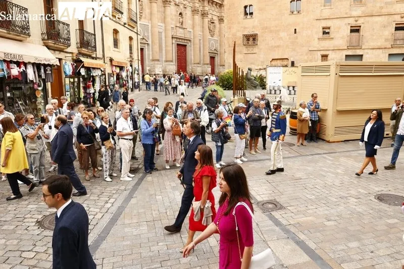 Los miembros de la Corporación municipal se dirigen en comitiva a la Catedral