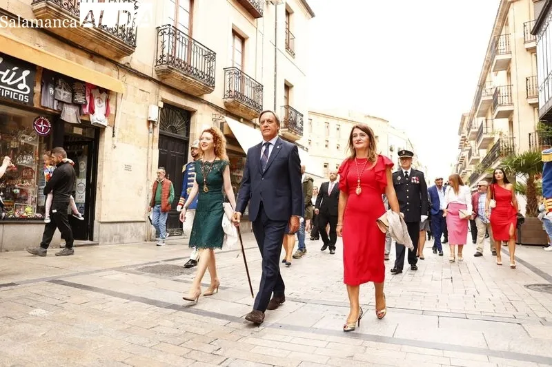 Los miembros de la Corporación municipal se dirigen en comitiva a la Catedral
