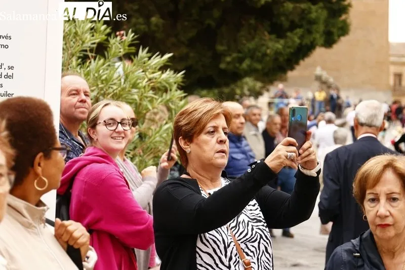 Los miembros de la Corporación municipal se dirigen en comitiva a la Catedral