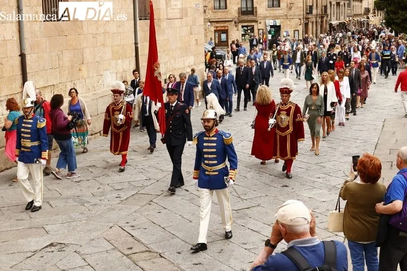 Los miembros de la Corporación municipal se dirigen en comitiva a la Catedral