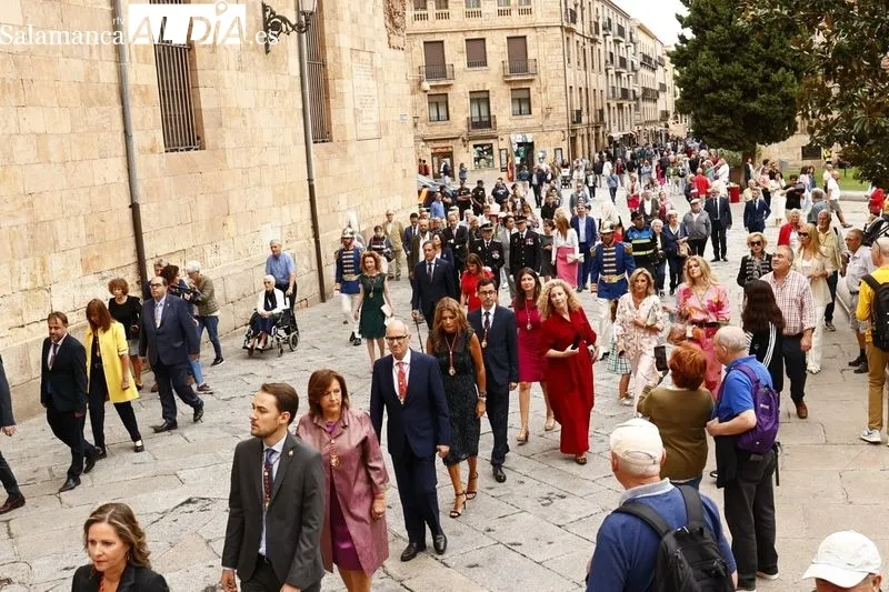 Los miembros de la Corporación municipal se dirigen en comitiva a la Catedral