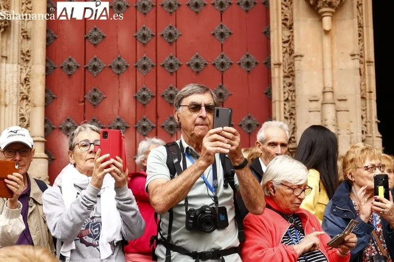Los miembros de la Corporación municipal se dirigen en comitiva a la Catedral