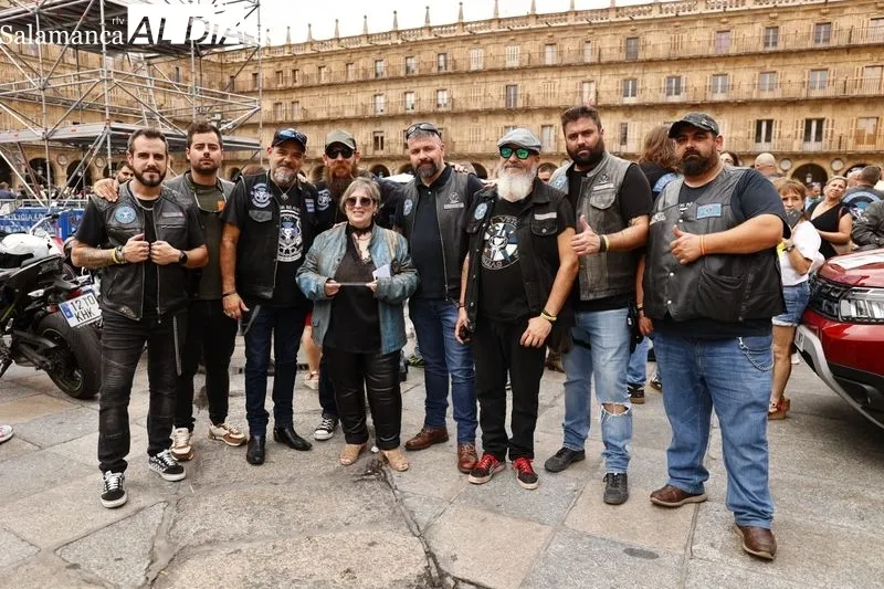 Mloteros y aficionados este jueves en la Plaza Mayor de Salamanca