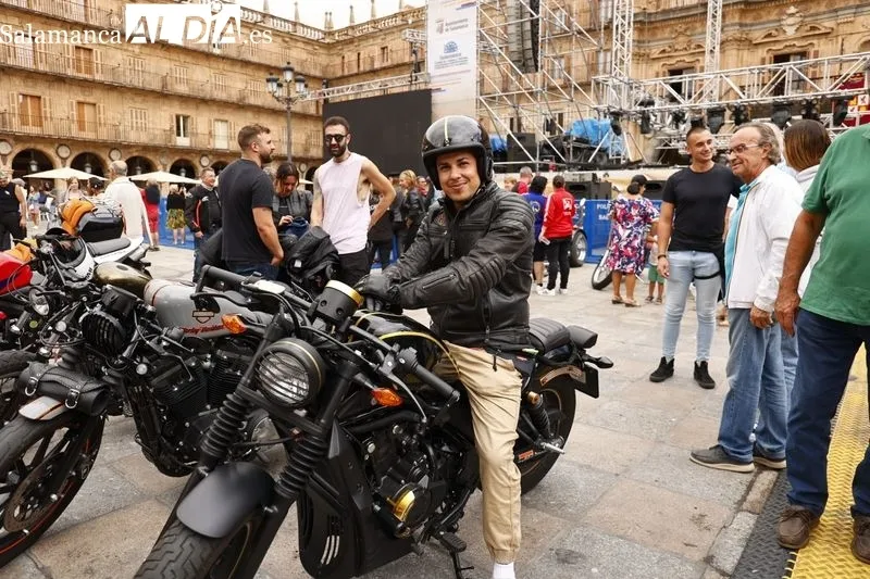 Mloteros y aficionados este jueves en la Plaza Mayor de Salamanca