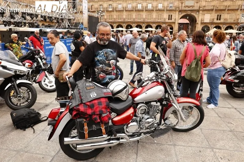 Mloteros y aficionados este jueves en la Plaza Mayor de Salamanca