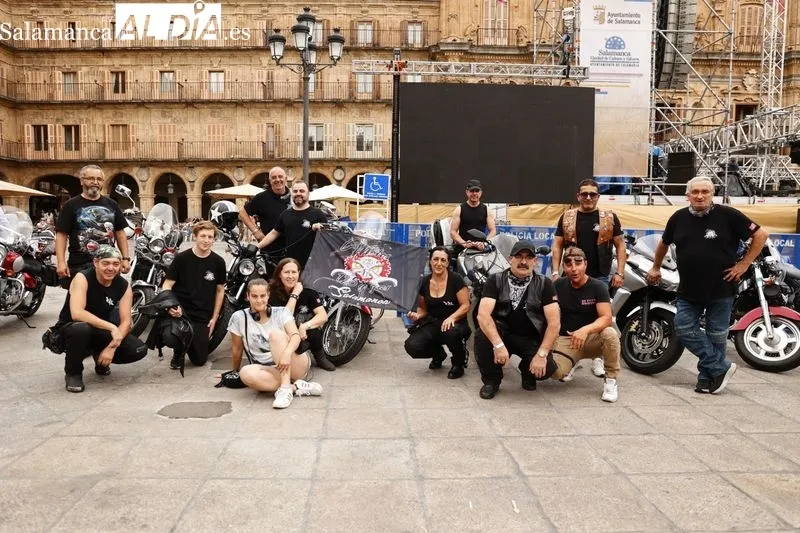 Mloteros y aficionados este jueves en la Plaza Mayor de Salamanca