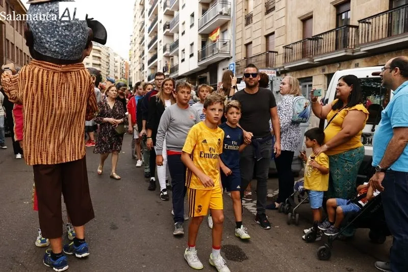 Los cabezudos y las charangas animan las calles salmantinas